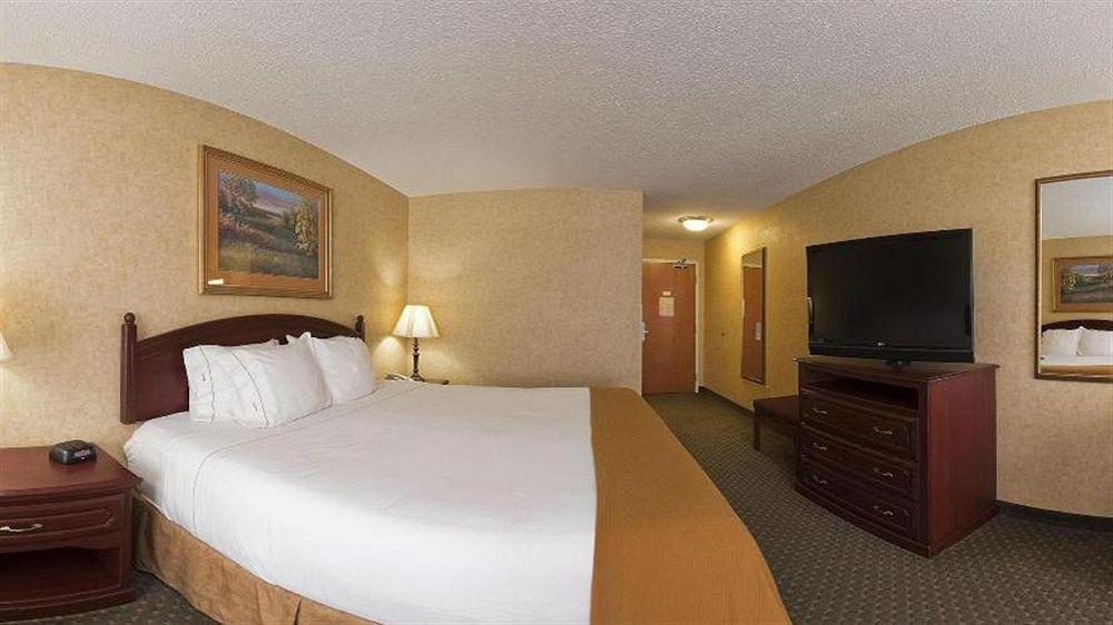 Holiday Inn Express Hotel & Suites Bismarck By Ihg Exterior photo