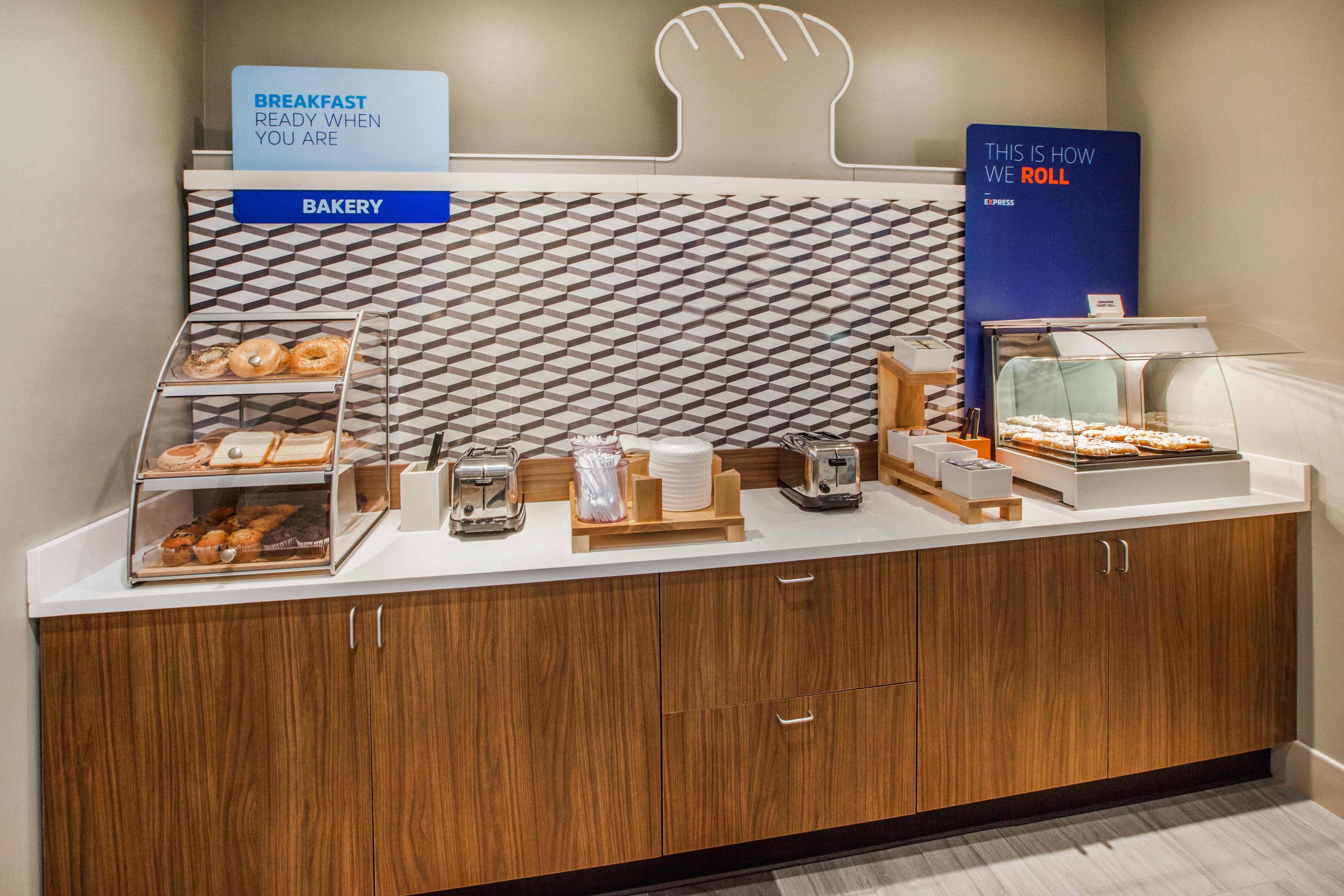 Holiday Inn Express Hotel & Suites Bismarck By Ihg Exterior photo