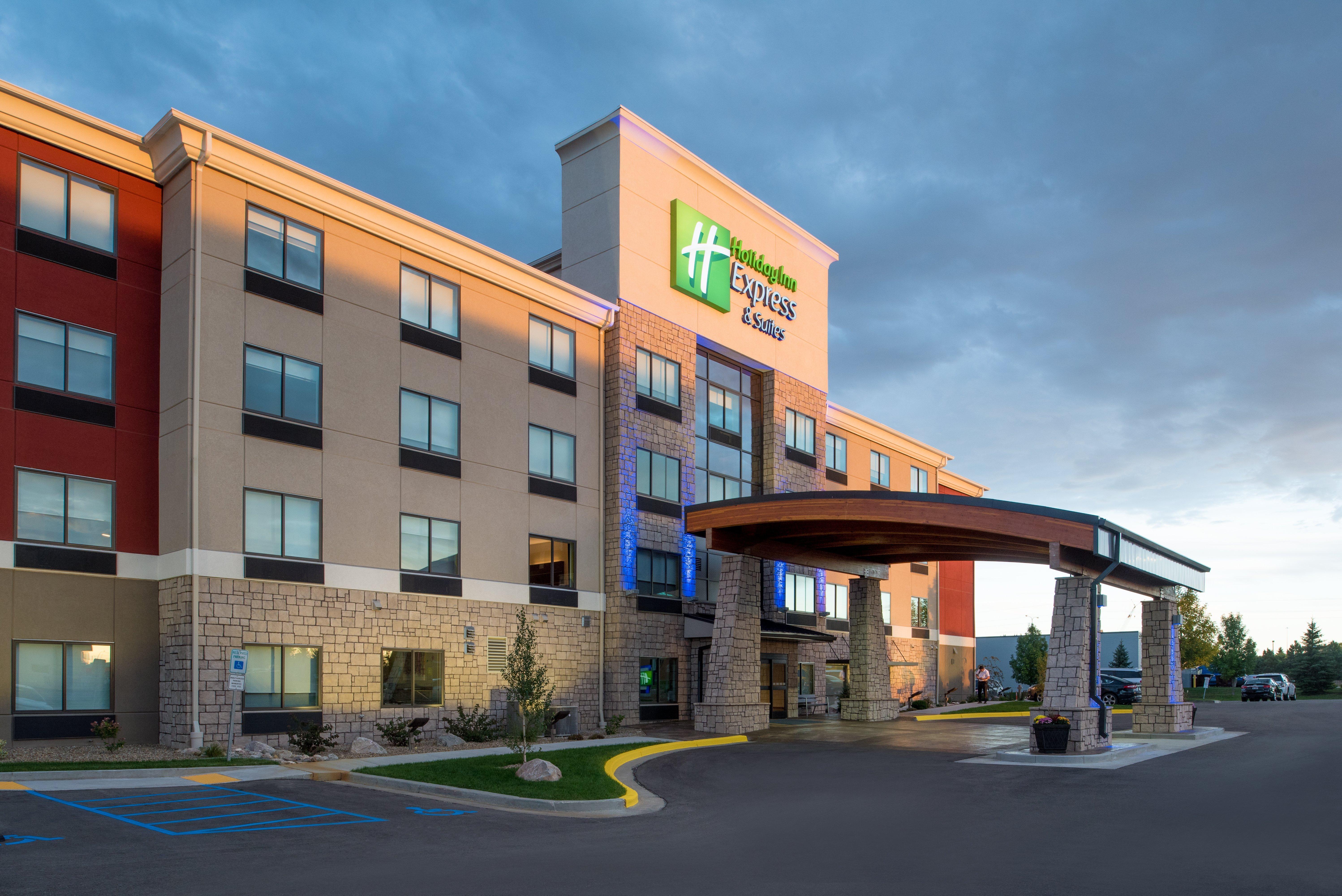 Holiday Inn Express Hotel & Suites Bismarck By Ihg Exterior photo