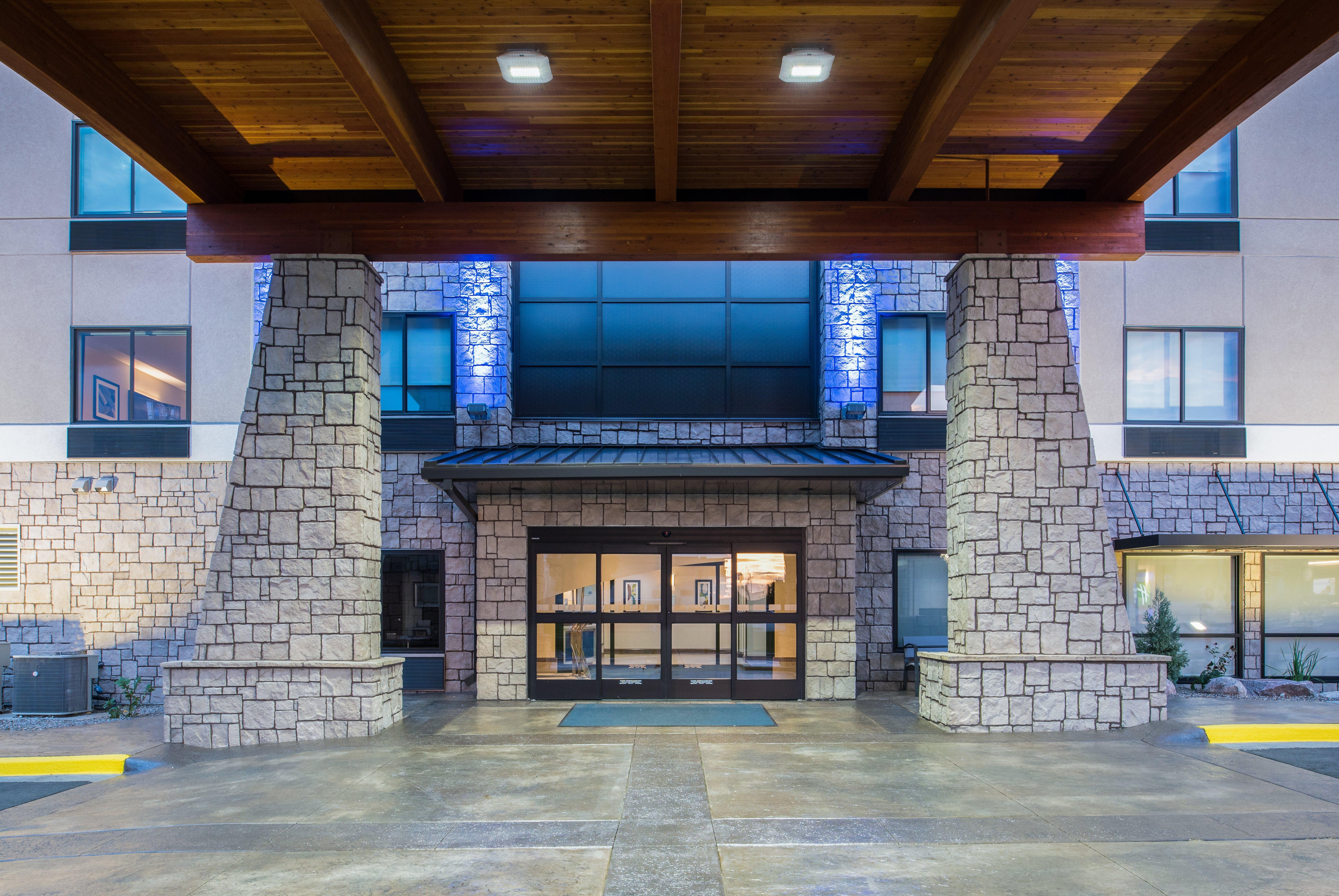 Holiday Inn Express Hotel & Suites Bismarck By Ihg Exterior photo