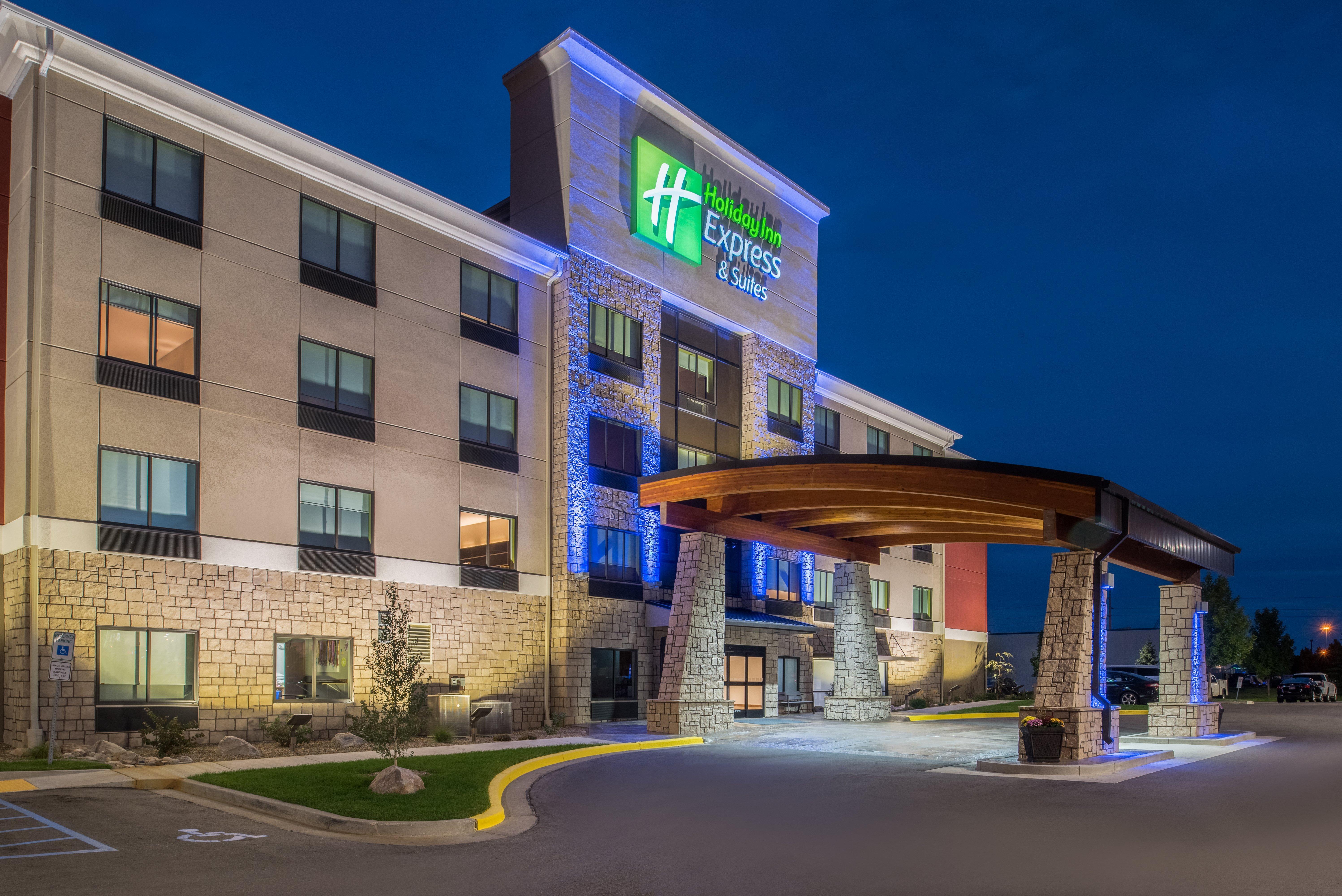 Holiday Inn Express Hotel & Suites Bismarck By Ihg Exterior photo