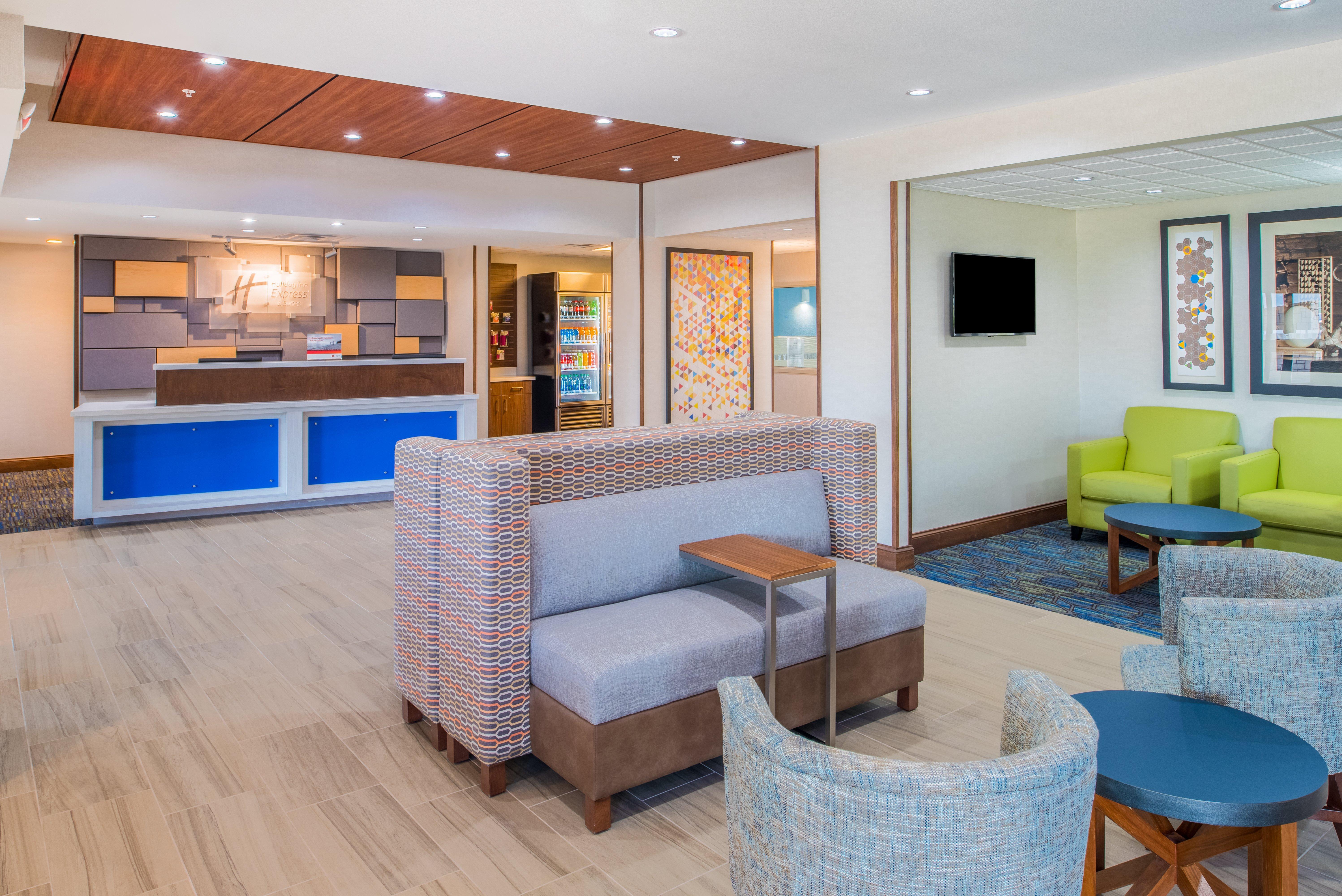 Holiday Inn Express Hotel & Suites Bismarck By Ihg Exterior photo