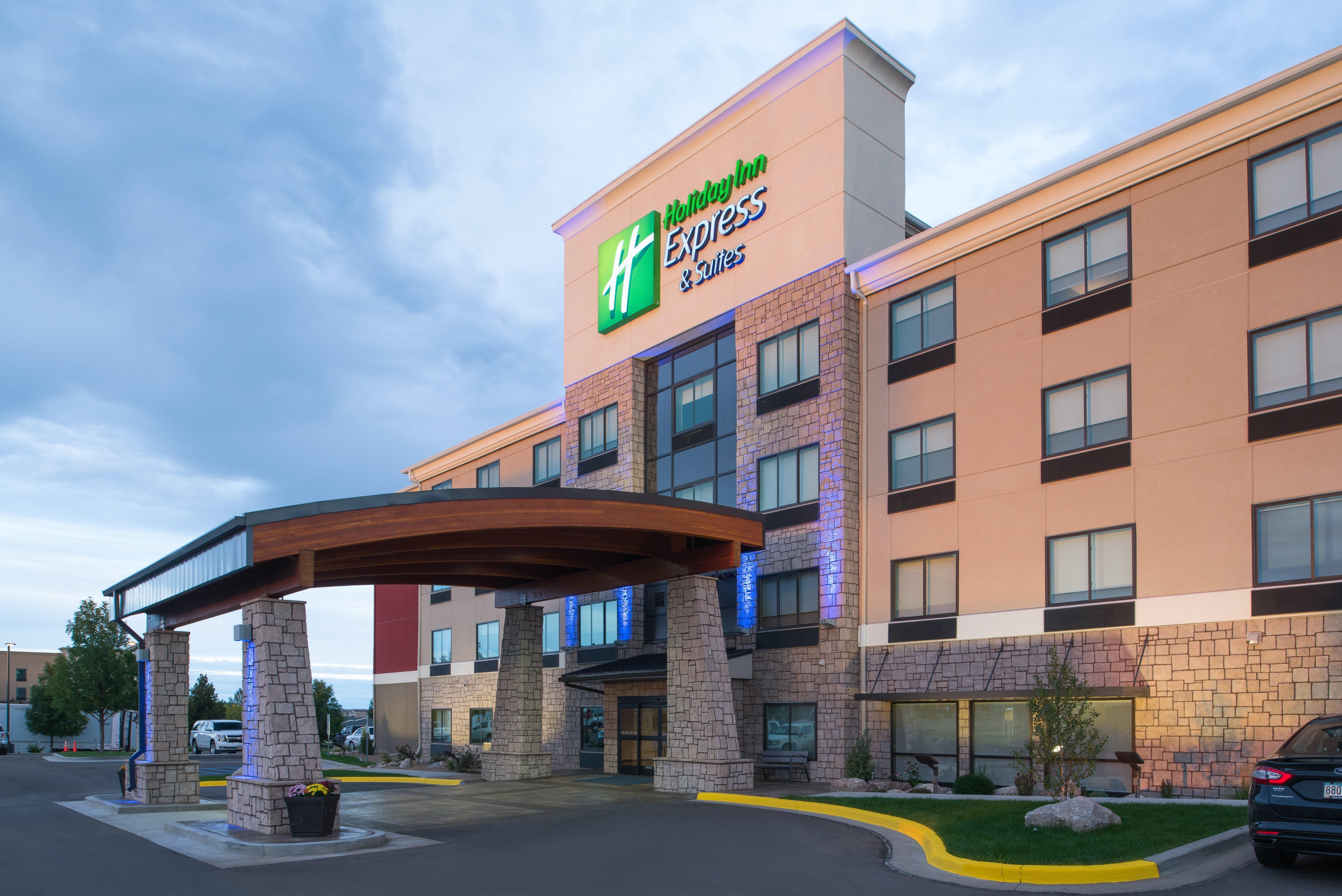 Holiday Inn Express Hotel & Suites Bismarck By Ihg Exterior photo