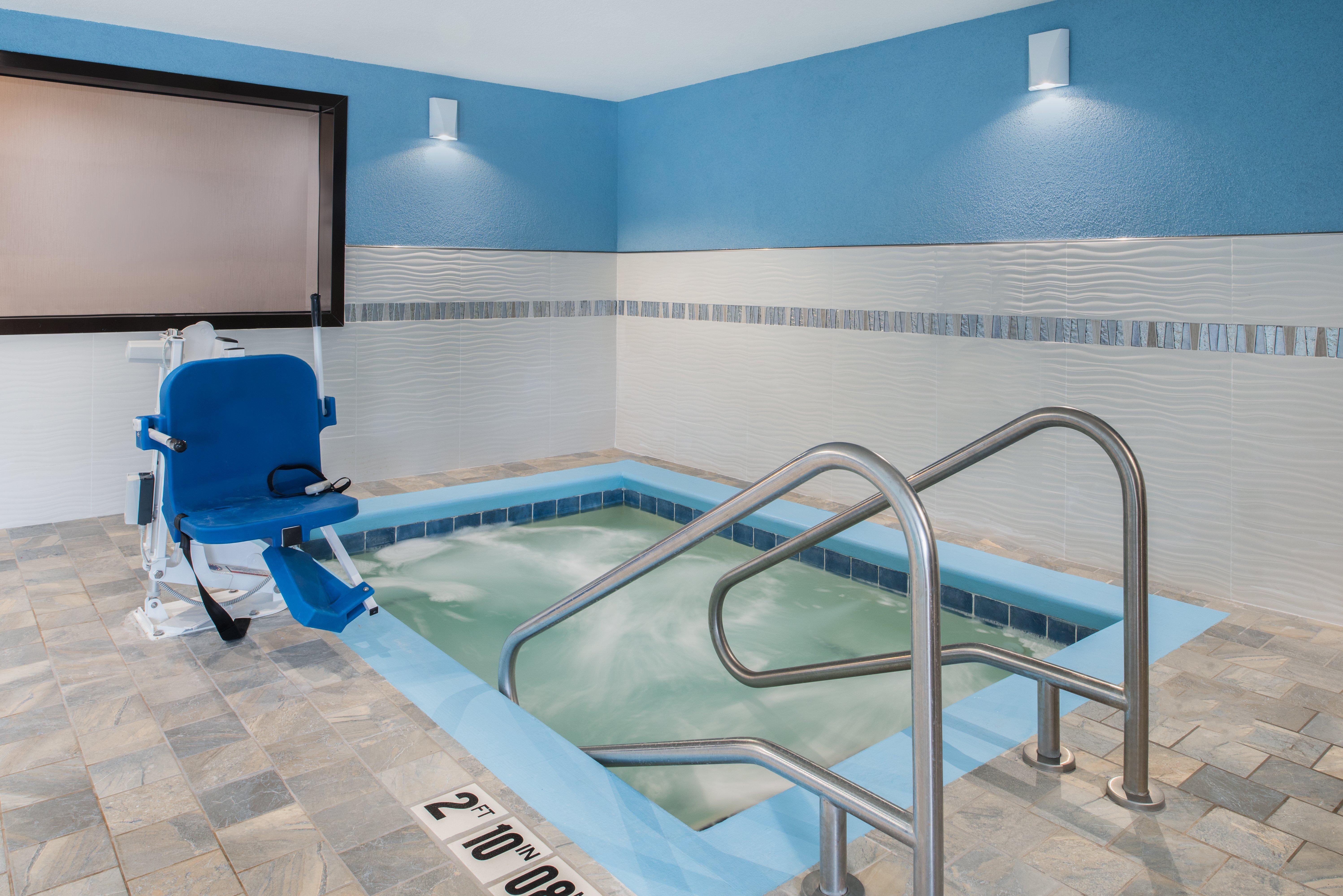 Holiday Inn Express Hotel & Suites Bismarck By Ihg Exterior photo