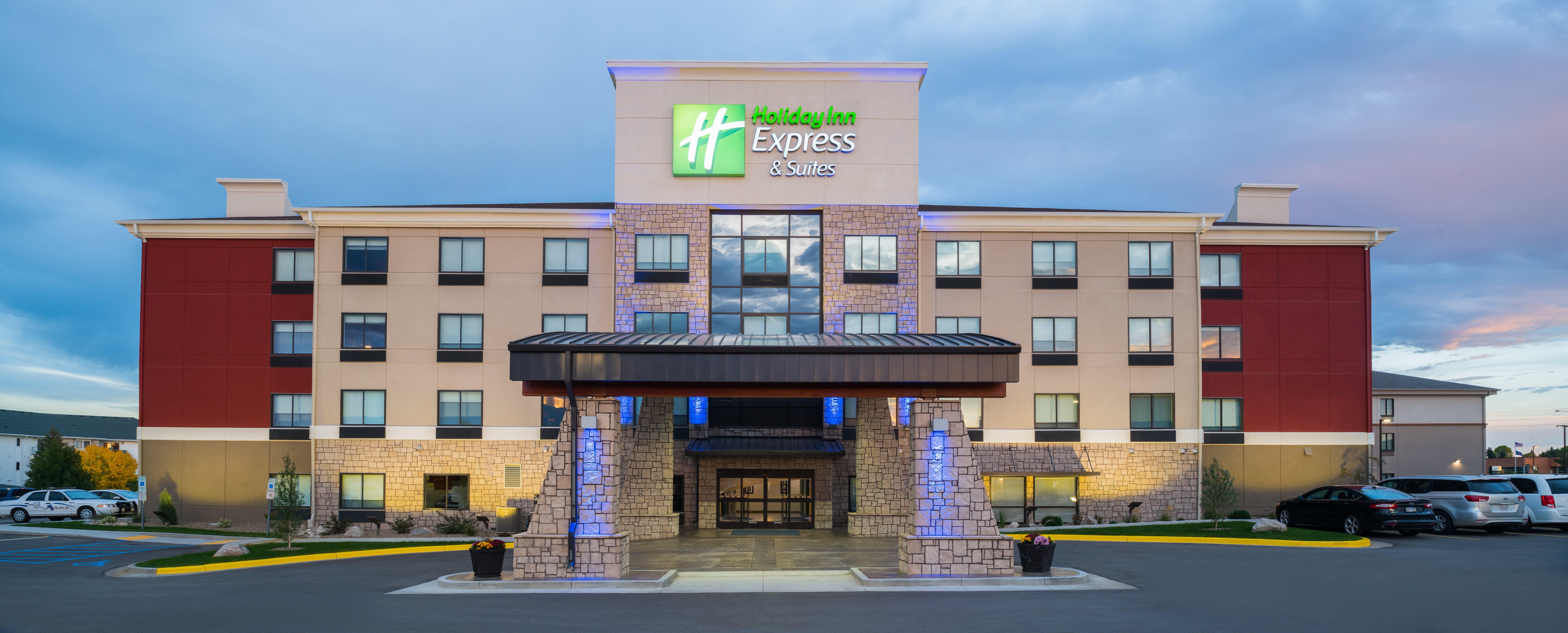 Holiday Inn Express Hotel & Suites Bismarck By Ihg Exterior photo