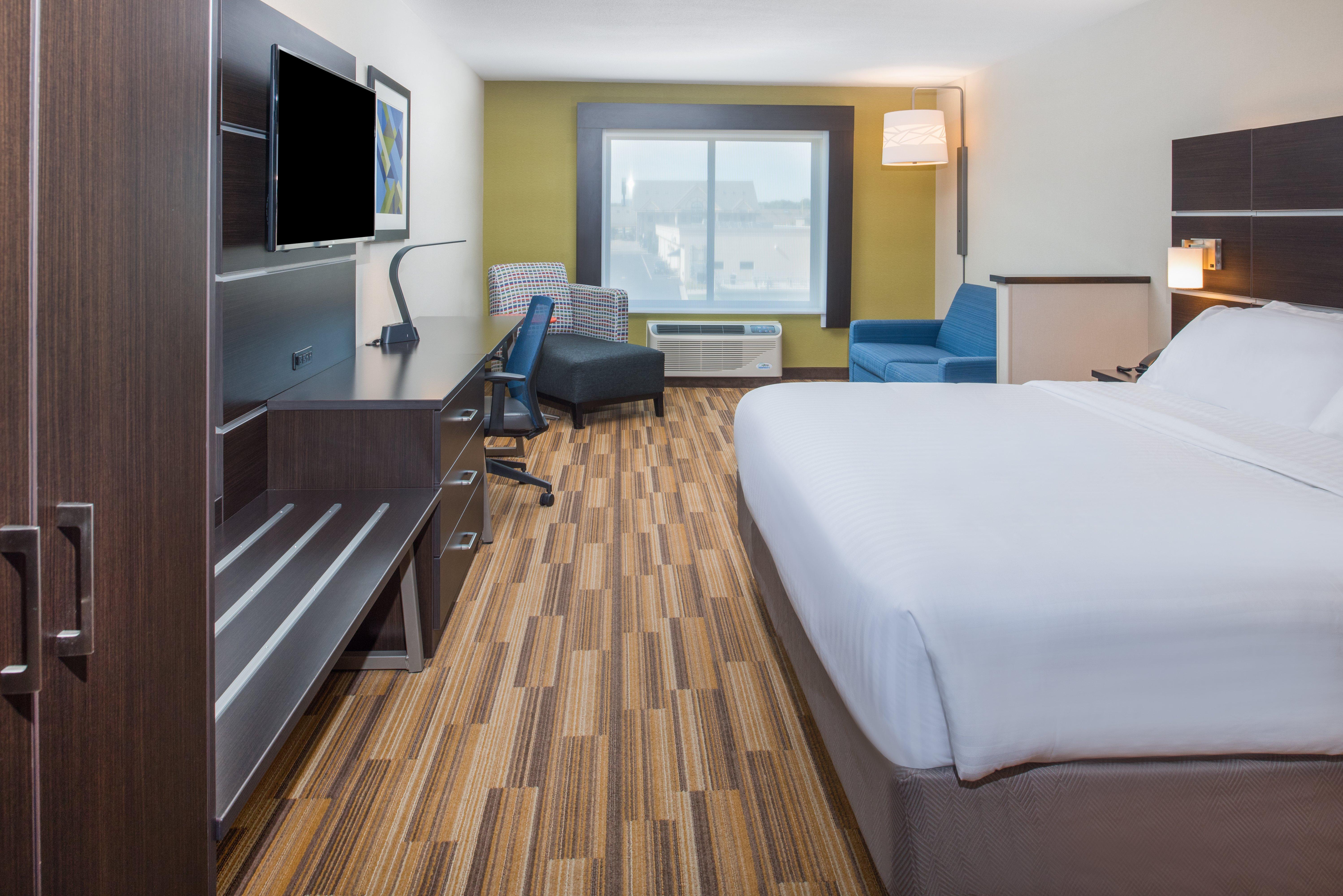 Holiday Inn Express Hotel & Suites Bismarck By Ihg Exterior photo