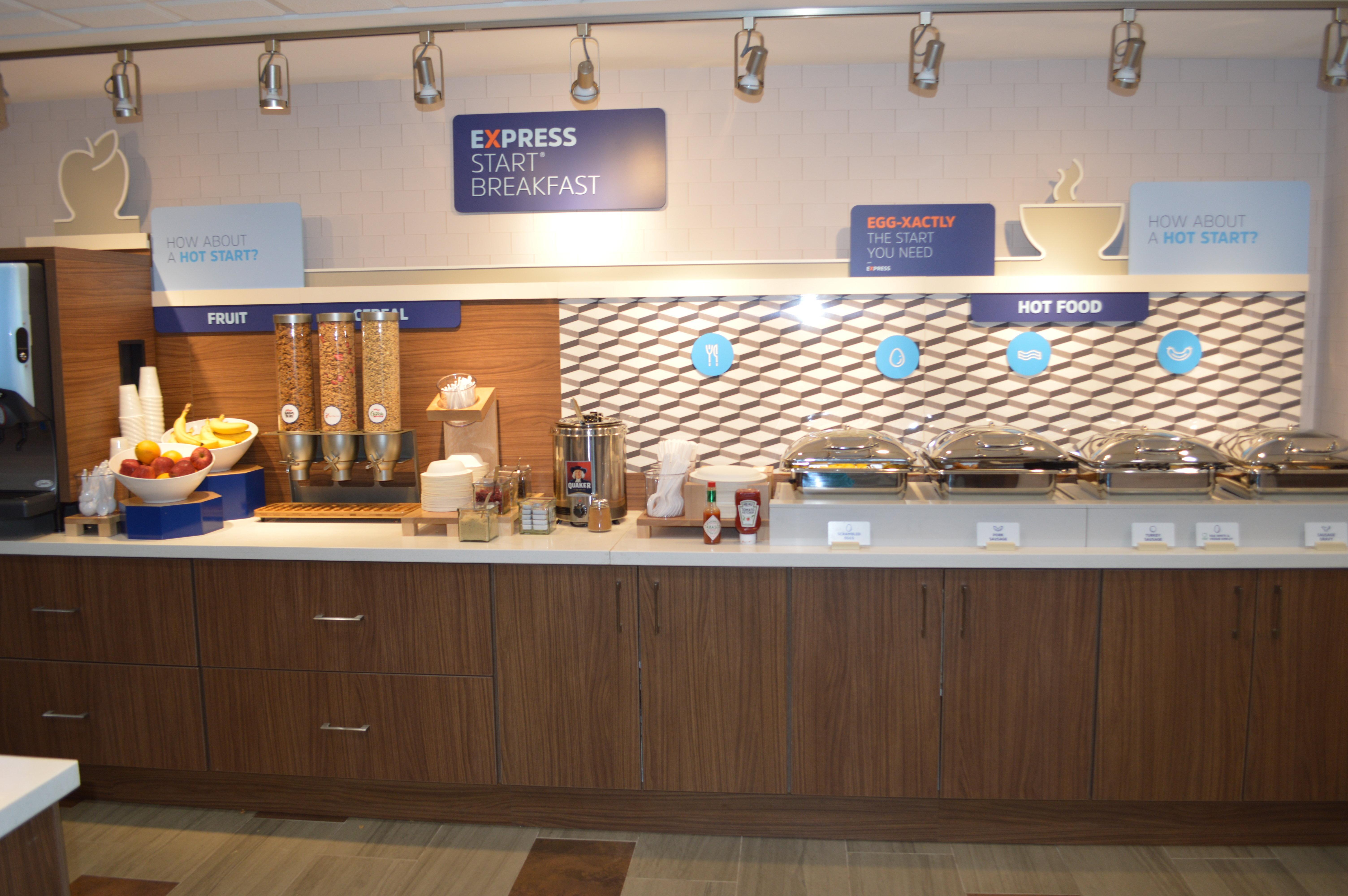 Holiday Inn Express Hotel & Suites Bismarck By Ihg Exterior photo