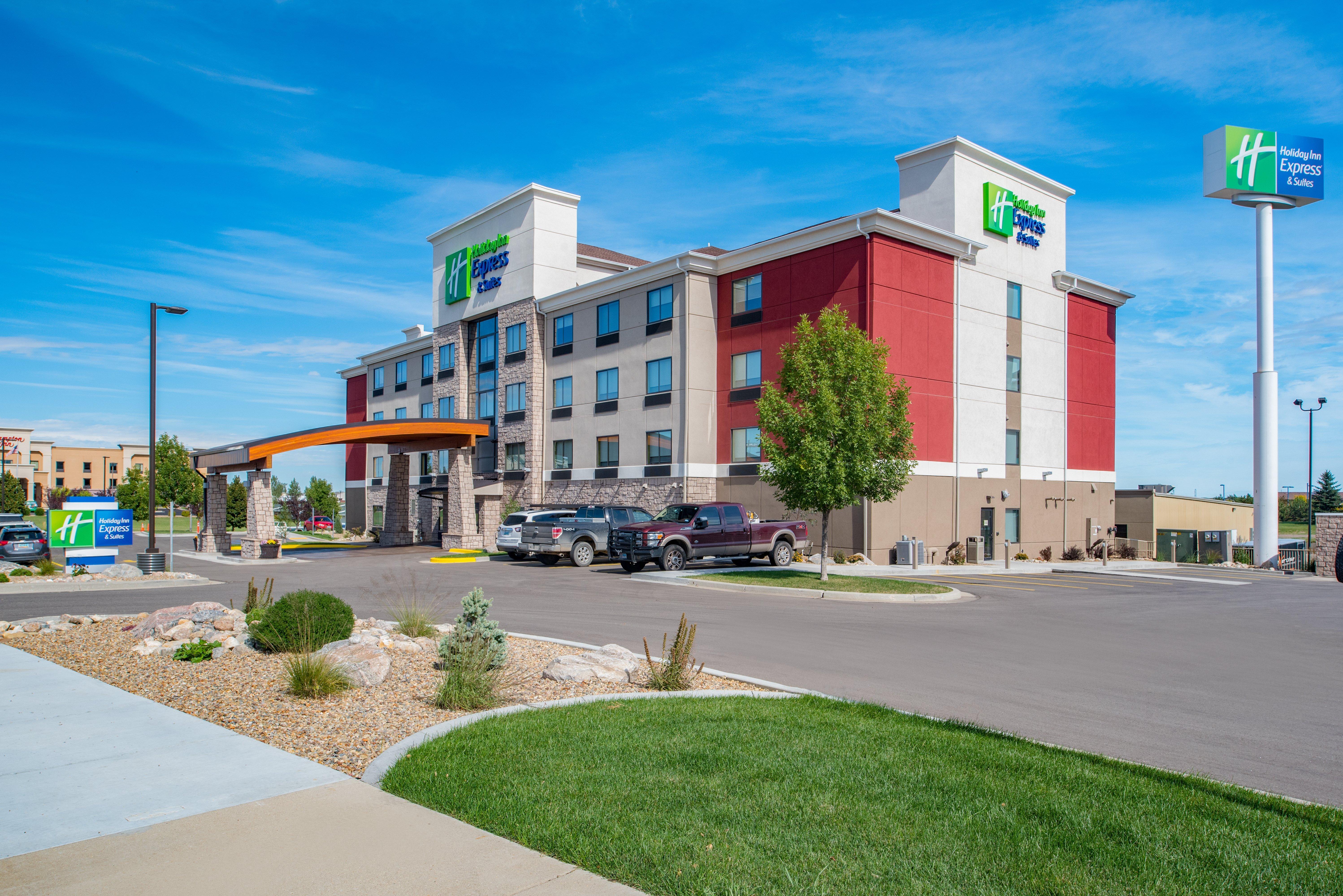Holiday Inn Express Hotel & Suites Bismarck By Ihg Exterior photo