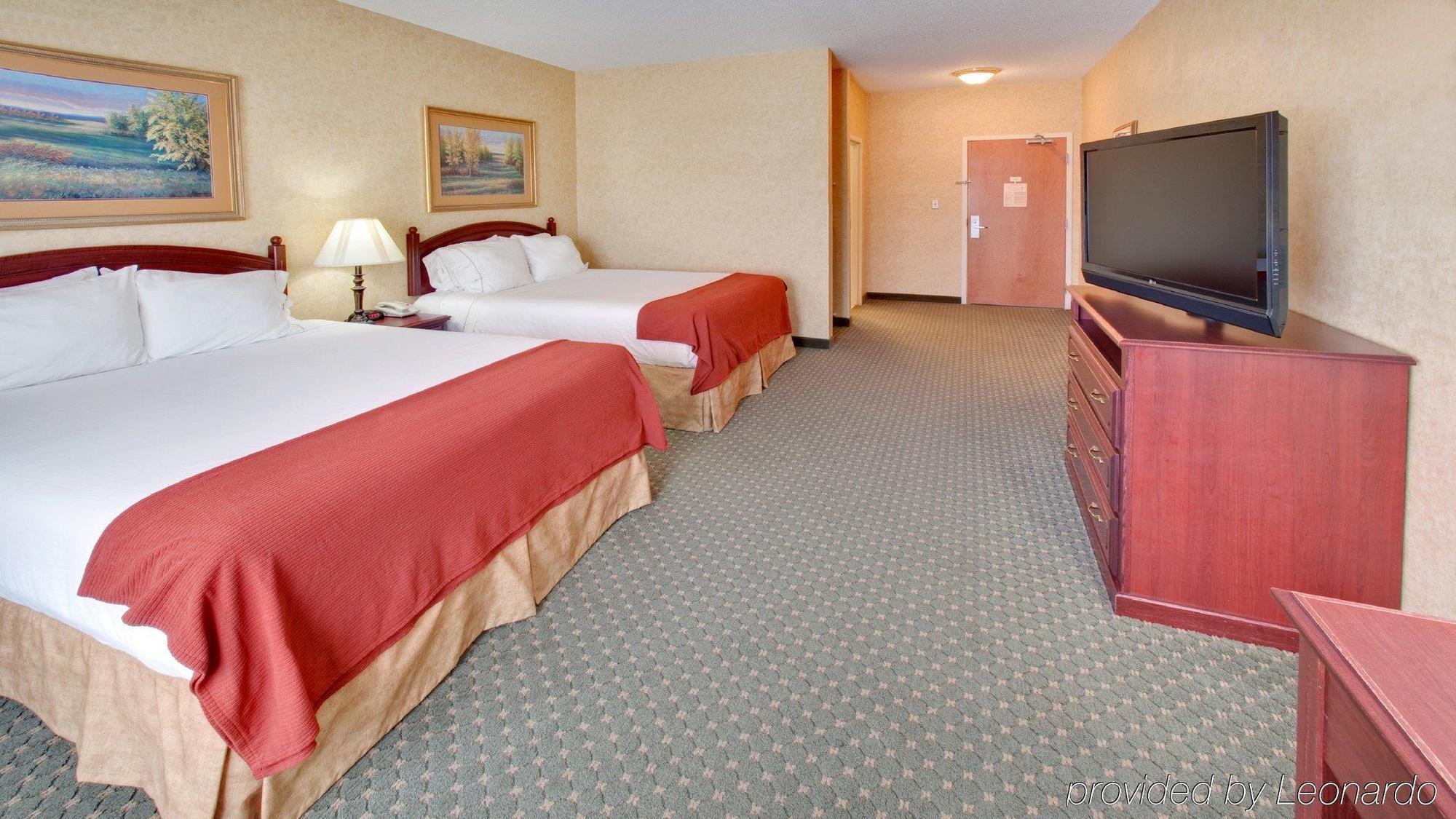 Holiday Inn Express Hotel & Suites Bismarck By Ihg Room photo