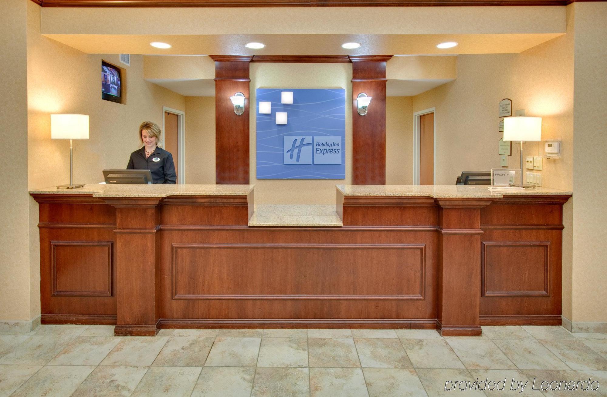 Holiday Inn Express Hotel & Suites Bismarck By Ihg Interior photo