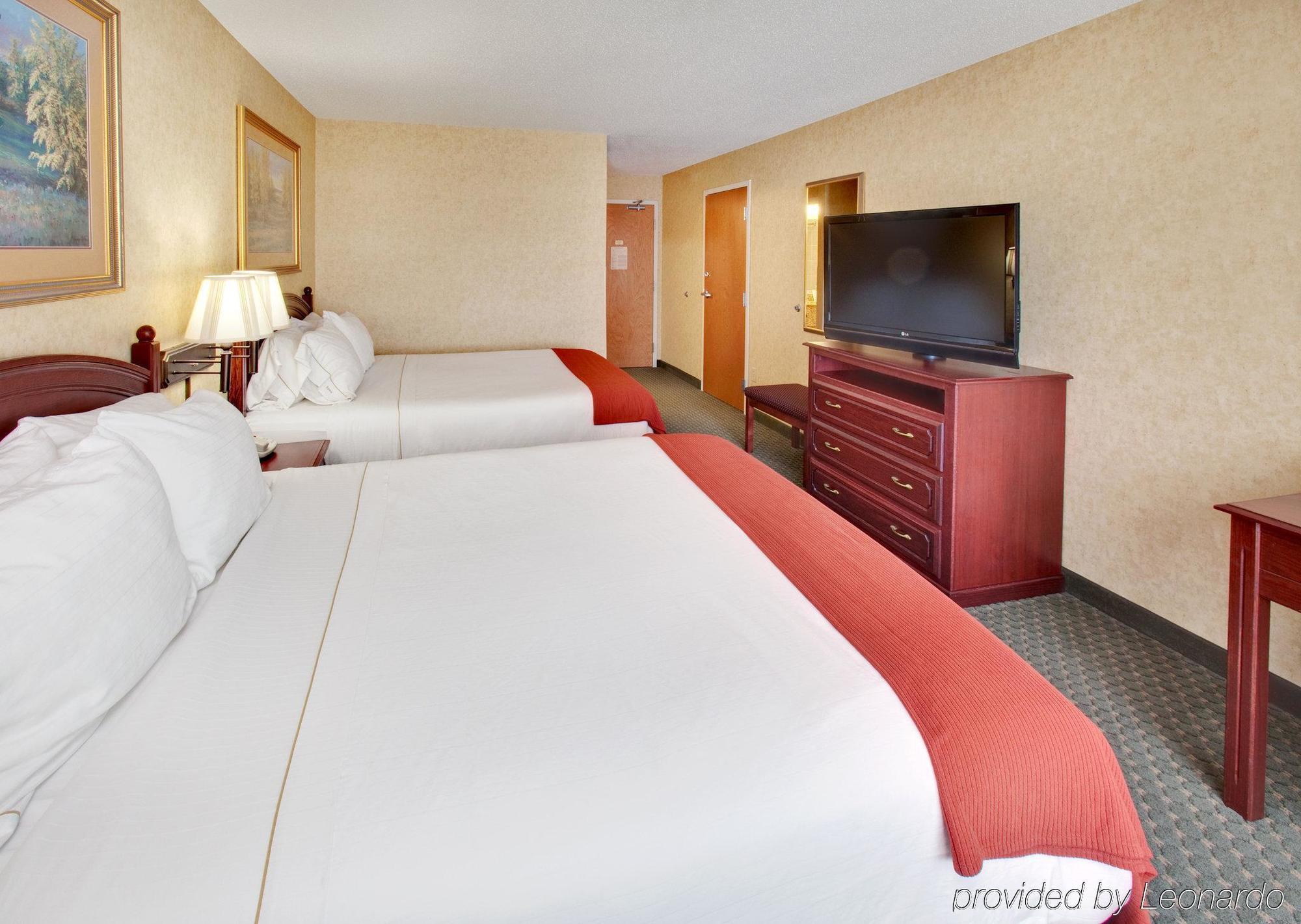 Holiday Inn Express Hotel & Suites Bismarck By Ihg Room photo
