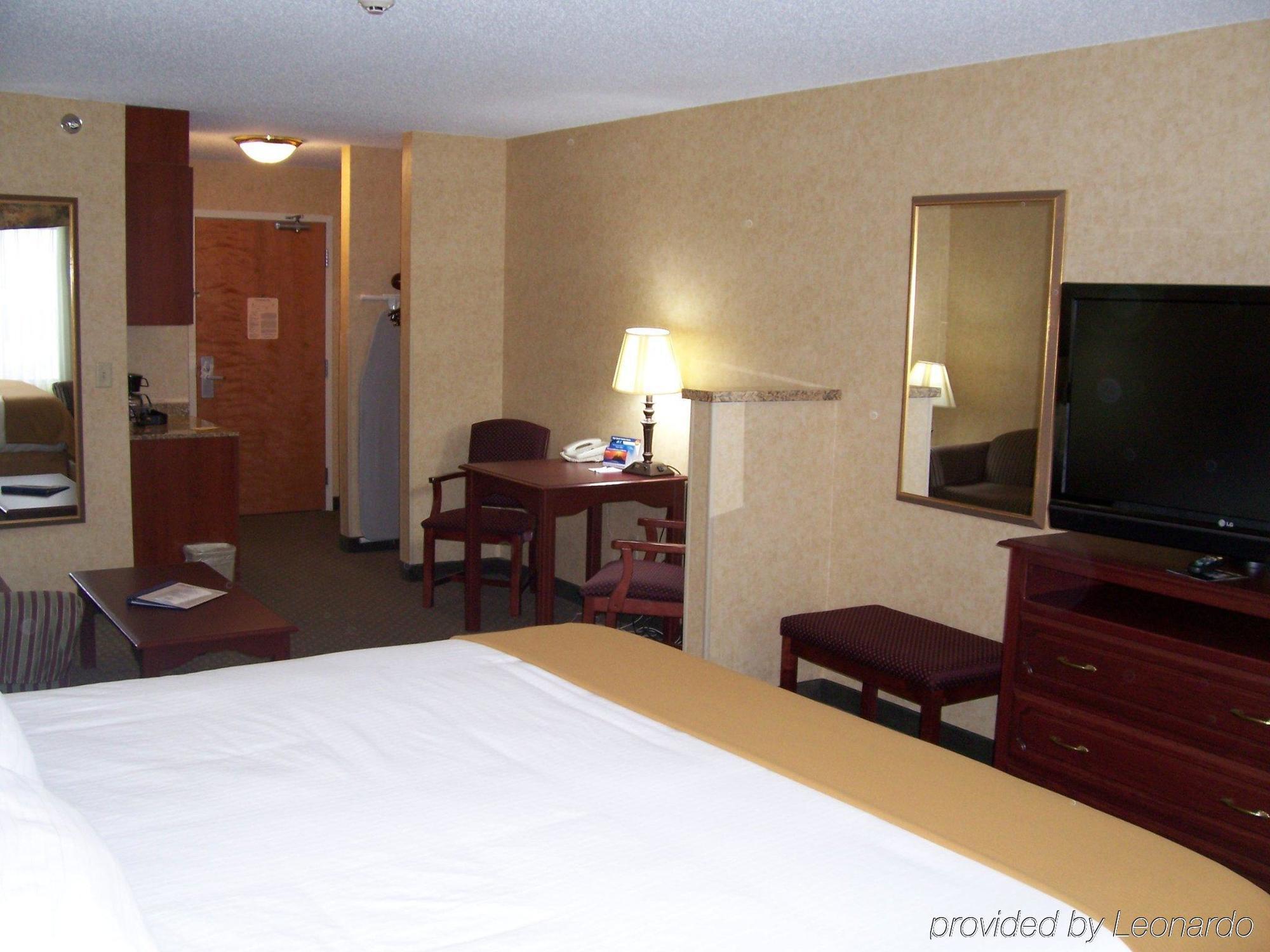 Holiday Inn Express Hotel & Suites Bismarck By Ihg Room photo
