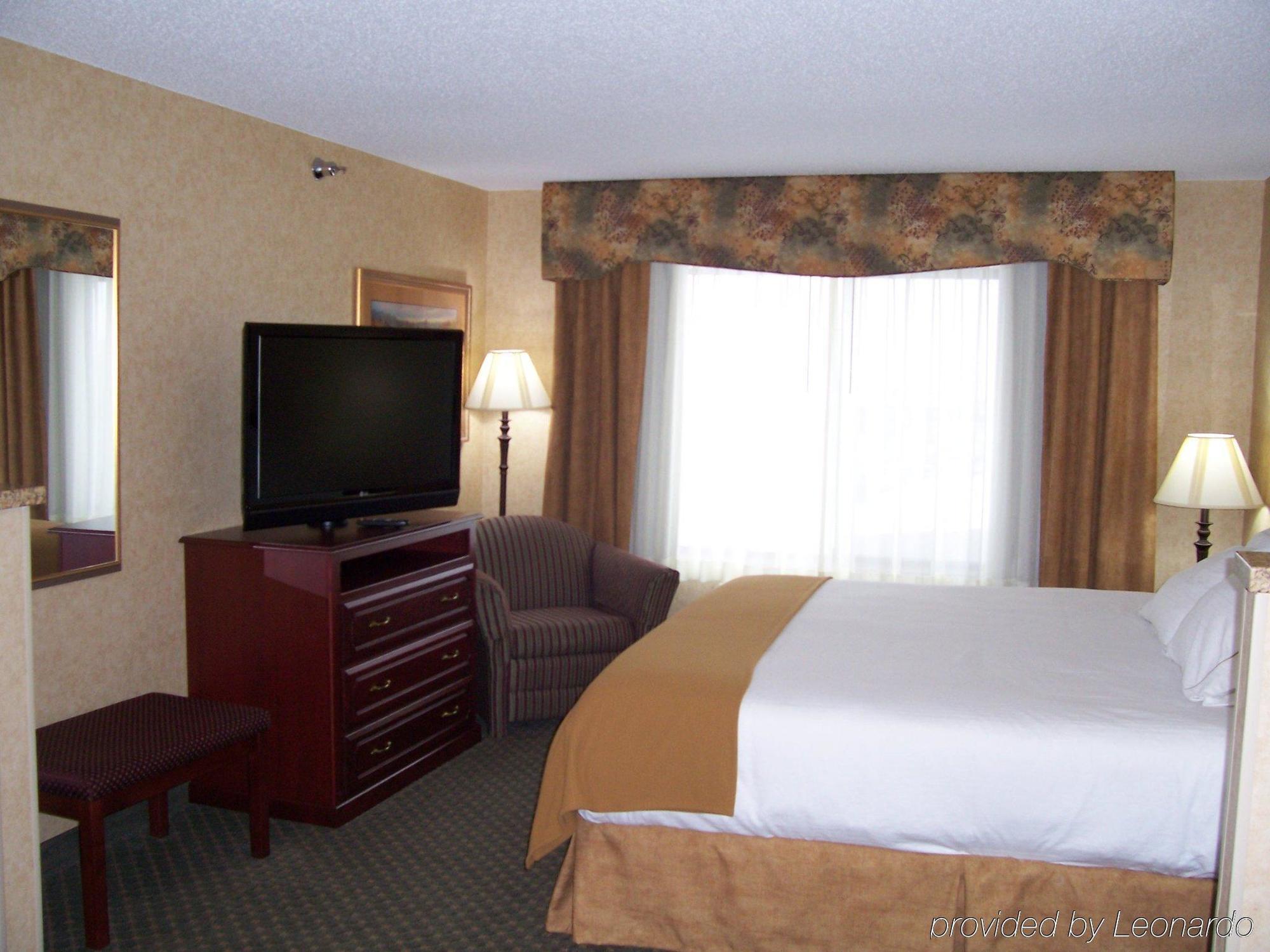 Holiday Inn Express Hotel & Suites Bismarck By Ihg Room photo