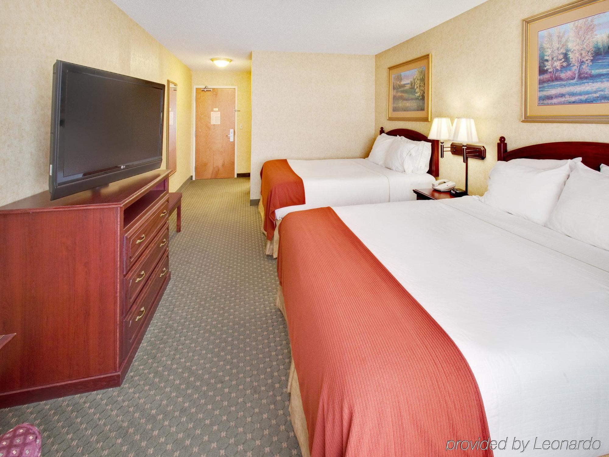 Holiday Inn Express Hotel & Suites Bismarck By Ihg Room photo