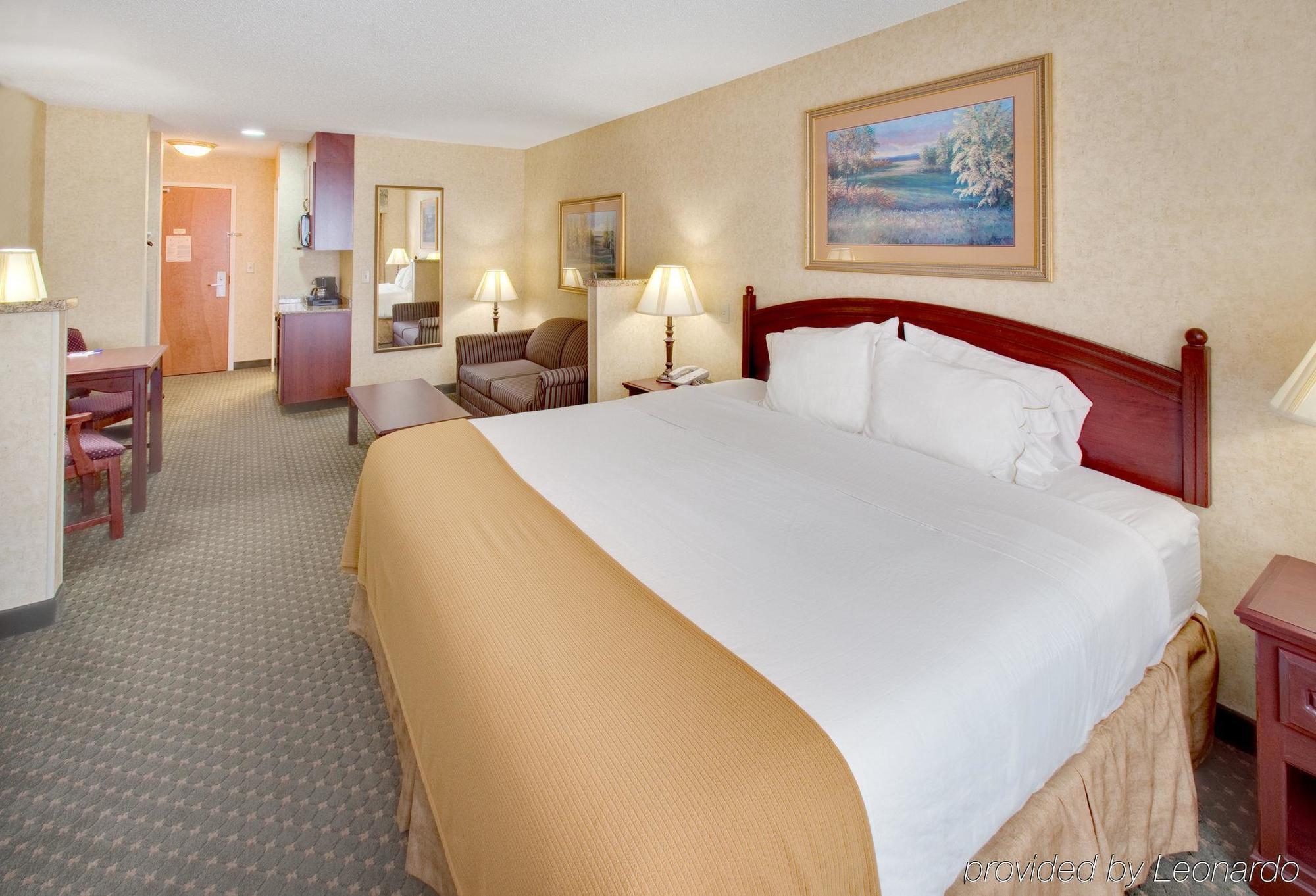 Holiday Inn Express Hotel & Suites Bismarck By Ihg Room photo