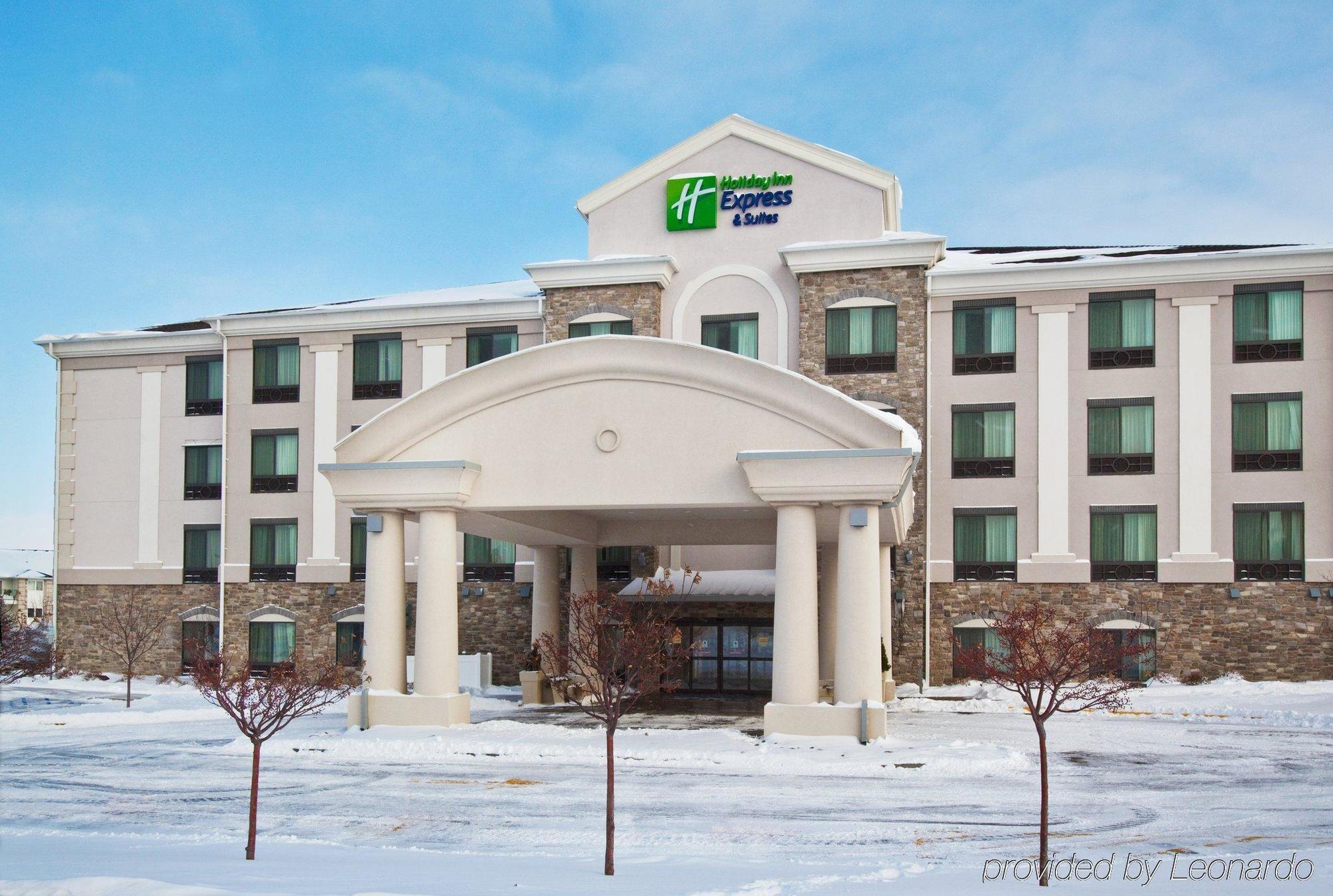 Holiday Inn Express Hotel & Suites Bismarck By Ihg Exterior photo