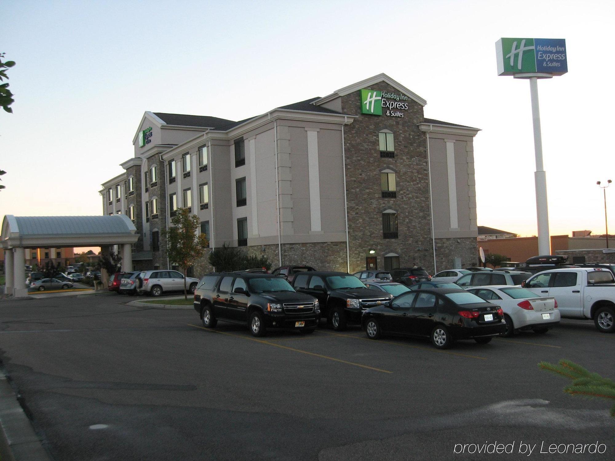 Holiday Inn Express Hotel & Suites Bismarck By Ihg Exterior photo