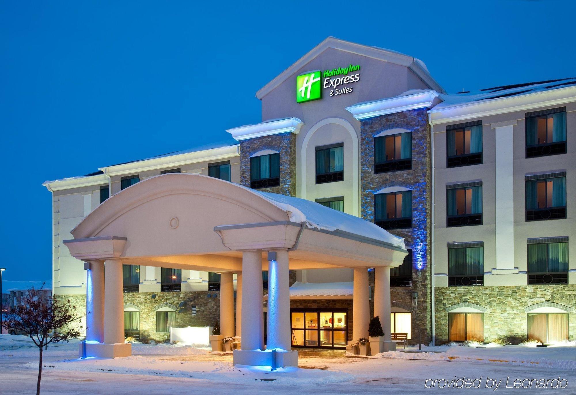 Holiday Inn Express Hotel & Suites Bismarck By Ihg Exterior photo