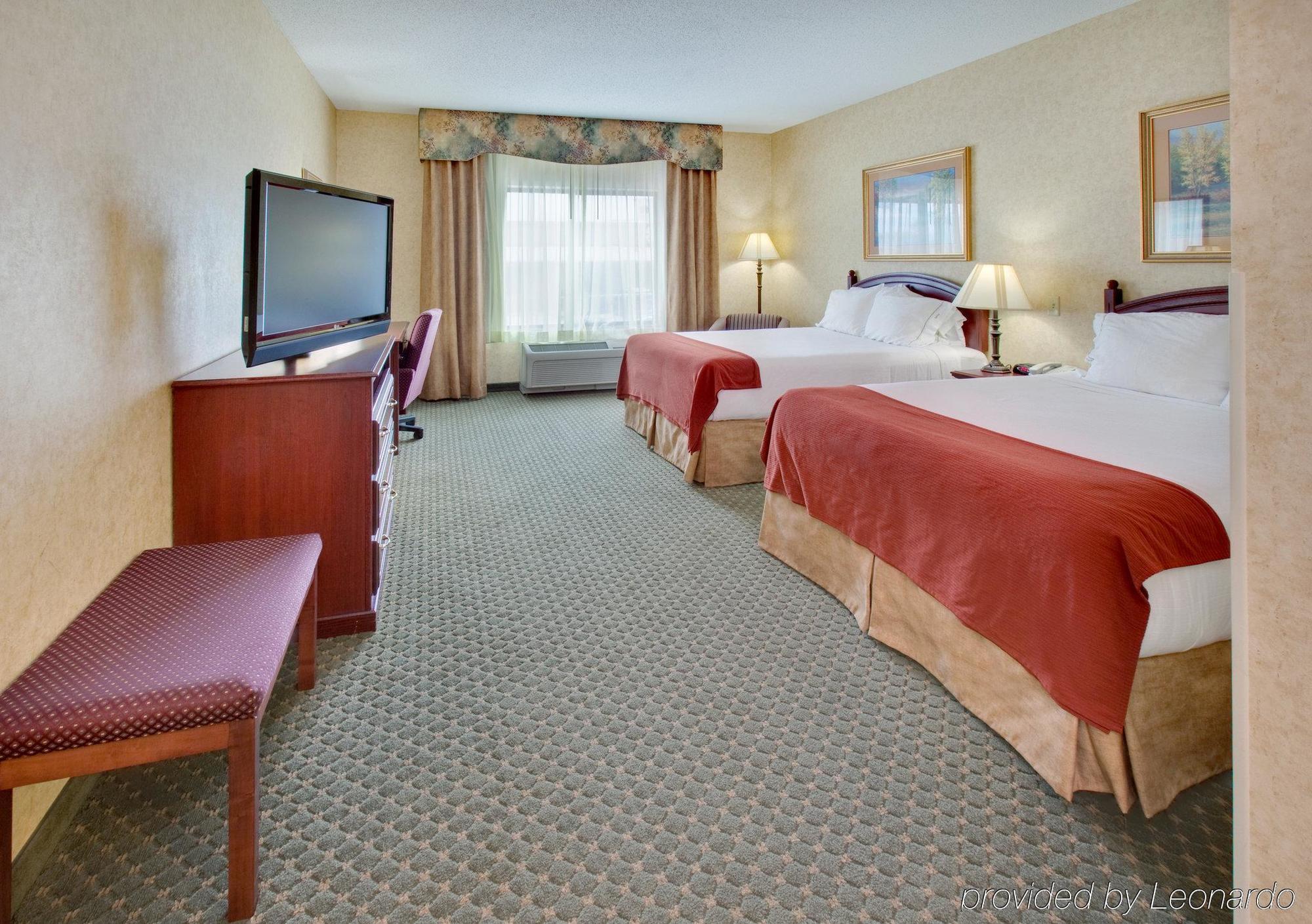 Holiday Inn Express Hotel & Suites Bismarck By Ihg Room photo