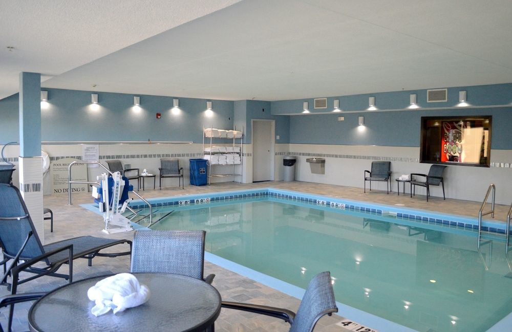 Holiday Inn Express Hotel & Suites Bismarck By Ihg Exterior photo