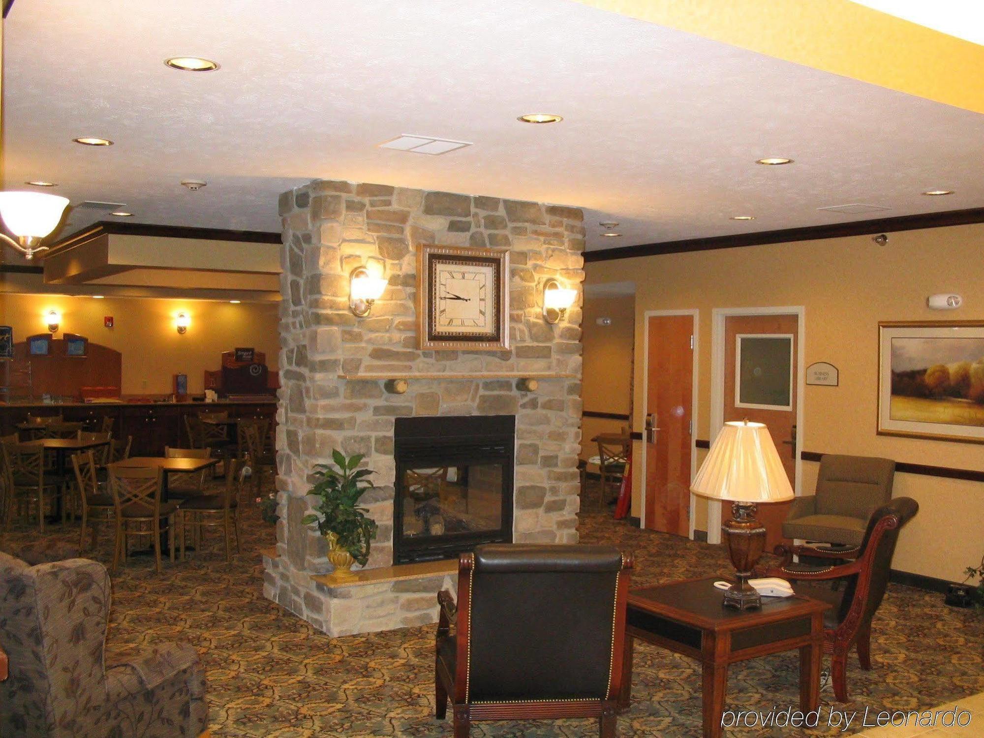 Holiday Inn Express Hotel & Suites Bismarck By Ihg Exterior photo