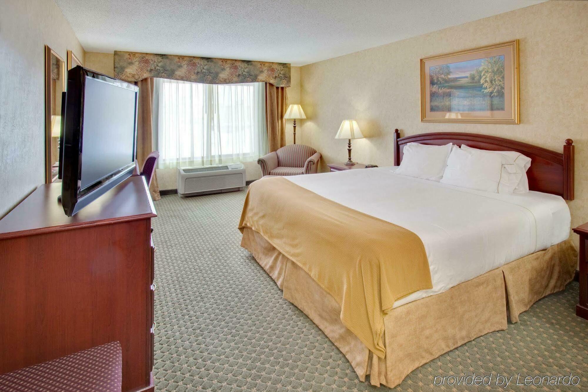 Holiday Inn Express Hotel & Suites Bismarck By Ihg Room photo
